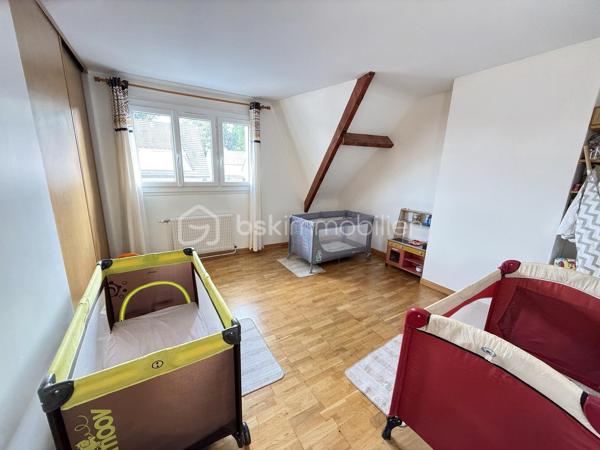 Au sein d’un quartier calme et recherché, Pavillon individuel sur terrain d’environ 417m2 - 5 chambres - 149M2

Il comprends :
- Au rez de chaussée : une entrée, Double séjour / cuisine ouverte de plus de 48m2, un dressing, WC
- au 1er étage : Dégagement, 3 chambres, une salle de bains, WC
- Le sous sol en partie aménagé offre une suite parentale avec salle d’eau (douche à l’italienne) et WC, une 2ème chambre avec accès direct au jardin arrière, un bureau, un espace buanderie/chaufferie

Les plus :
- pavillon rénové
- double vitrage
- chaudière à granules,
- Un chalet dans le jardin d’environ 16m2

Accès RER C Sainte Geneviève des bois