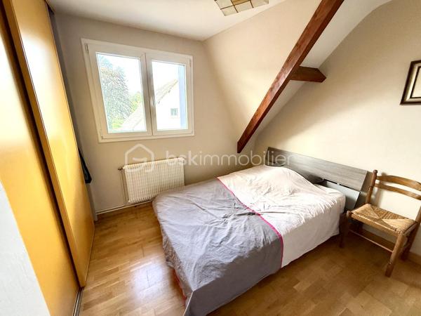 Au sein d’un quartier calme et recherché, Pavillon individuel sur terrain d’environ 417m2 - 5 chambres - 149M2

Il comprends :
- Au rez de chaussée : une entrée, Double séjour / cuisine ouverte de plus de 48m2, un dressing, WC
- au 1er étage : Dégagement, 3 chambres, une salle de bains, WC
- Le sous sol en partie aménagé offre une suite parentale avec salle d’eau (douche à l’italienne) et WC, une 2ème chambre avec accès direct au jardin arrière, un bureau, un espace buanderie/chaufferie

Les plus :
- pavillon rénové
- double vitrage
- chaudière à granules,
- Un chalet dans le jardin d’environ 16m2

Accès RER C Sainte Geneviève des bois