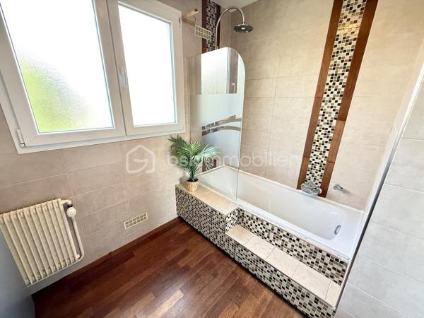 Au sein d’un quartier calme et recherché, Pavillon individuel sur terrain d’environ 417m2 - 5 chambres - 149M2

Il comprends :
- Au rez de chaussée : une entrée, Double séjour / cuisine ouverte de plus de 48m2, un dressing, WC
- au 1er étage : Dégagement, 3 chambres, une salle de bains, WC
- Le sous sol en partie aménagé offre une suite parentale avec salle d’eau (douche à l’italienne) et WC, une 2ème chambre avec accès direct au jardin arrière, un bureau, un espace buanderie/chaufferie

Les plus :
- pavillon rénové
- double vitrage
- chaudière à granules,
- Un chalet dans le jardin d’environ 16m2

Accès RER C Sainte Geneviève des bois
