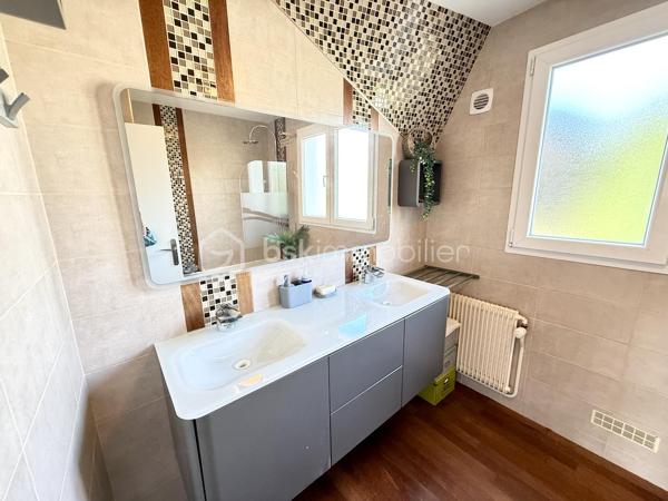 Au sein d’un quartier calme et recherché, Pavillon individuel sur terrain d’environ 417m2 - 5 chambres - 149M2

Il comprends :
- Au rez de chaussée : une entrée, Double séjour / cuisine ouverte de plus de 48m2, un dressing, WC
- au 1er étage : Dégagement, 3 chambres, une salle de bains, WC
- Le sous sol en partie aménagé offre une suite parentale avec salle d’eau (douche à l’italienne) et WC, une 2ème chambre avec accès direct au jardin arrière, un bureau, un espace buanderie/chaufferie

Les plus :
- pavillon rénové
- double vitrage
- chaudière à granules,
- Un chalet dans le jardin d’environ 16m2

Accès RER C Sainte Geneviève des bois