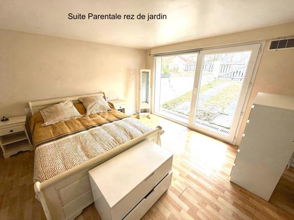 Au sein d’un quartier calme et recherché, Pavillon individuel sur terrain d’environ 417m2 - 5 chambres - 149M2

Il comprends :
- Au rez de chaussée : une entrée, Double séjour / cuisine ouverte de plus de 48m2, un dressing, WC
- au 1er étage : Dégagement, 3 chambres, une salle de bains, WC
- Le sous sol en partie aménagé offre une suite parentale avec salle d’eau (douche à l’italienne) et WC, une 2ème chambre avec accès direct au jardin arrière, un bureau, un espace buanderie/chaufferie

Les plus :
- pavillon rénové
- double vitrage
- chaudière à granules,
- Un chalet dans le jardin d’environ 16m2

Accès RER C Sainte Geneviève des bois