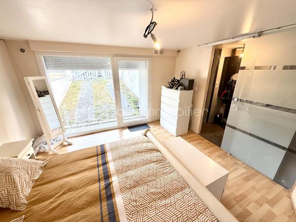 Au sein d’un quartier calme et recherché, Pavillon individuel sur terrain d’environ 417m2 - 5 chambres - 149M2

Il comprends :
- Au rez de chaussée : une entrée, Double séjour / cuisine ouverte de plus de 48m2, un dressing, WC
- au 1er étage : Dégagement, 3 chambres, une salle de bains, WC
- Le sous sol en partie aménagé offre une suite parentale avec salle d’eau (douche à l’italienne) et WC, une 2ème chambre avec accès direct au jardin arrière, un bureau, un espace buanderie/chaufferie

Les plus :
- pavillon rénové
- double vitrage
- chaudière à granules,
- Un chalet dans le jardin d’environ 16m2

Accès RER C Sainte Geneviève des bois