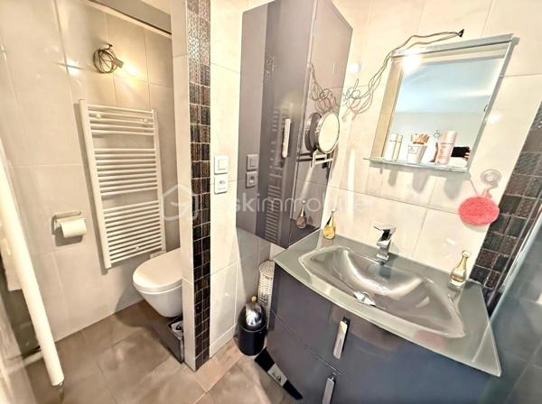 Au sein d’un quartier calme et recherché, Pavillon individuel sur terrain d’environ 417m2 - 5 chambres - 149M2

Il comprends :
- Au rez de chaussée : une entrée, Double séjour / cuisine ouverte de plus de 48m2, un dressing, WC
- au 1er étage : Dégagement, 3 chambres, une salle de bains, WC
- Le sous sol en partie aménagé offre une suite parentale avec salle d’eau (douche à l’italienne) et WC, une 2ème chambre avec accès direct au jardin arrière, un bureau, un espace buanderie/chaufferie

Les plus :
- pavillon rénové
- double vitrage
- chaudière à granules,
- Un chalet dans le jardin d’environ 16m2

Accès RER C Sainte Geneviève des bois