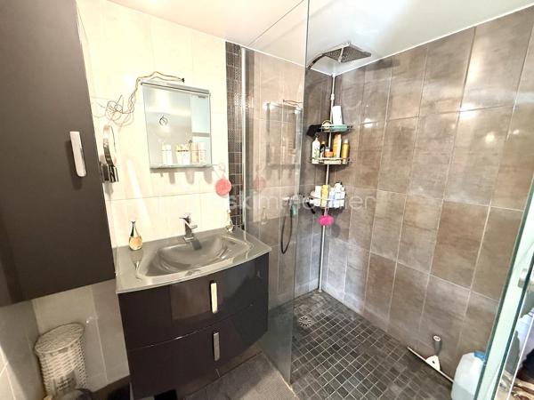 Au sein d’un quartier calme et recherché, Pavillon individuel sur terrain d’environ 417m2 - 5 chambres - 149M2

Il comprends :
- Au rez de chaussée : une entrée, Double séjour / cuisine ouverte de plus de 48m2, un dressing, WC
- au 1er étage : Dégagement, 3 chambres, une salle de bains, WC
- Le sous sol en partie aménagé offre une suite parentale avec salle d’eau (douche à l’italienne) et WC, une 2ème chambre avec accès direct au jardin arrière, un bureau, un espace buanderie/chaufferie

Les plus :
- pavillon rénové
- double vitrage
- chaudière à granules,
- Un chalet dans le jardin d’environ 16m2

Accès RER C Sainte Geneviève des bois