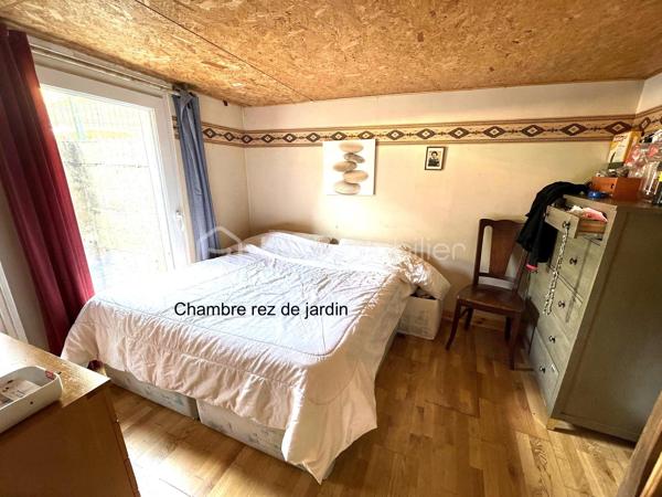 Au sein d’un quartier calme et recherché, Pavillon individuel sur terrain d’environ 417m2 - 5 chambres - 149M2

Il comprends :
- Au rez de chaussée : une entrée, Double séjour / cuisine ouverte de plus de 48m2, un dressing, WC
- au 1er étage : Dégagement, 3 chambres, une salle de bains, WC
- Le sous sol en partie aménagé offre une suite parentale avec salle d’eau (douche à l’italienne) et WC, une 2ème chambre avec accès direct au jardin arrière, un bureau, un espace buanderie/chaufferie

Les plus :
- pavillon rénové
- double vitrage
- chaudière à granules,
- Un chalet dans le jardin d’environ 16m2

Accès RER C Sainte Geneviève des bois