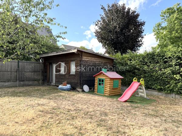 Au sein d’un quartier calme et recherché, Pavillon individuel sur terrain d’environ 417m2 - 5 chambres - 149M2

Il comprends :
- Au rez de chaussée : une entrée, Double séjour / cuisine ouverte de plus de 48m2, un dressing, WC
- au 1er étage : Dégagement, 3 chambres, une salle de bains, WC
- Le sous sol en partie aménagé offre une suite parentale avec salle d’eau (douche à l’italienne) et WC, une 2ème chambre avec accès direct au jardin arrière, un bureau, un espace buanderie/chaufferie

Les plus :
- pavillon rénové
- double vitrage
- chaudière à granules,
- Un chalet dans le jardin d’environ 16m2

Accès RER C Sainte Geneviève des bois