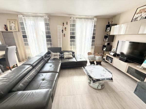 Au sein d’un quartier calme et recherché, Pavillon individuel sur terrain d’environ 417m2 - 5 chambres - 149M2

Il comprends :
- Au rez de chaussée : une entrée, Double séjour / cuisine ouverte de plus de 48m2, un dressing, WC
- au 1er étage : Dégagement, 3 chambres, une salle de bains, WC
- Le sous sol en partie aménagé offre une suite parentale avec salle d’eau (douche à l’italienne) et WC, une 2ème chambre avec accès direct au jardin arrière, un bureau, un espace buanderie/chaufferie

Les plus :
- pavillon rénové
- double vitrage
- chaudière à granules,
- Un chalet dans le jardin d’environ 16m2

Accès RER C Sainte Geneviève des bois
