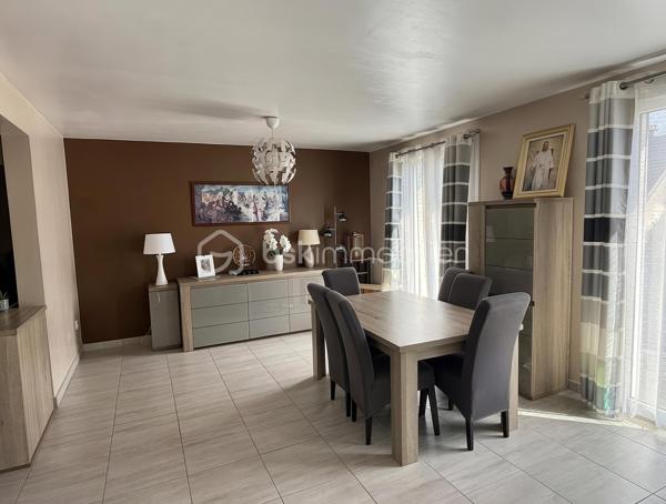 Au sein d’un quartier calme et recherché, Pavillon individuel sur terrain d’environ 417m2 - 5 chambres - 149M2

Il comprends :
- Au rez de chaussée : une entrée, Double séjour / cuisine ouverte de plus de 48m2, un dressing, WC
- au 1er étage : Dégagement, 3 chambres, une salle de bains, WC
- Le sous sol en partie aménagé offre une suite parentale avec salle d’eau (douche à l’italienne) et WC, une 2ème chambre avec accès direct au jardin arrière, un bureau, un espace buanderie/chaufferie

Les plus :
- pavillon rénové
- double vitrage
- chaudière à granules,
- Un chalet dans le jardin d’environ 16m2

Accès RER C Sainte Geneviève des bois