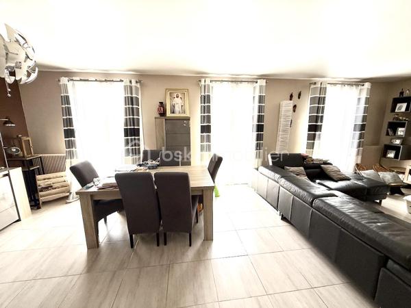 Au sein d’un quartier calme et recherché, Pavillon individuel sur terrain d’environ 417m2 - 5 chambres - 149M2

Il comprends :
- Au rez de chaussée : une entrée, Double séjour / cuisine ouverte de plus de 48m2, un dressing, WC
- au 1er étage : Dégagement, 3 chambres, une salle de bains, WC
- Le sous sol en partie aménagé offre une suite parentale avec salle d’eau (douche à l’italienne) et WC, une 2ème chambre avec accès direct au jardin arrière, un bureau, un espace buanderie/chaufferie

Les plus :
- pavillon rénové
- double vitrage
- chaudière à granules,
- Un chalet dans le jardin d’environ 16m2

Accès RER C Sainte Geneviève des bois