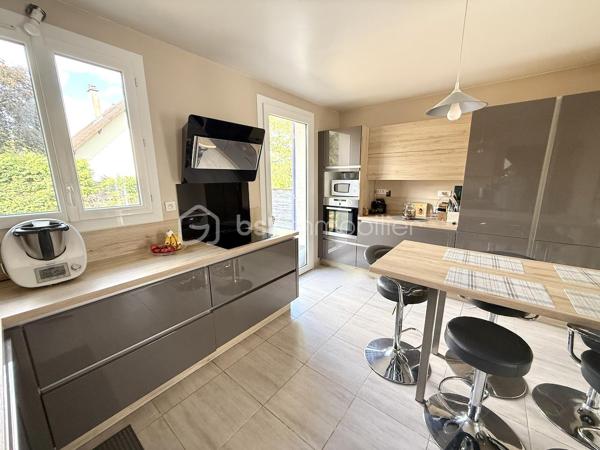 Au sein d’un quartier calme et recherché, Pavillon individuel sur terrain d’environ 417m2 - 5 chambres - 149M2

Il comprends :
- Au rez de chaussée : une entrée, Double séjour / cuisine ouverte de plus de 48m2, un dressing, WC
- au 1er étage : Dégagement, 3 chambres, une salle de bains, WC
- Le sous sol en partie aménagé offre une suite parentale avec salle d’eau (douche à l’italienne) et WC, une 2ème chambre avec accès direct au jardin arrière, un bureau, un espace buanderie/chaufferie

Les plus :
- pavillon rénové
- double vitrage
- chaudière à granules,
- Un chalet dans le jardin d’environ 16m2

Accès RER C Sainte Geneviève des bois