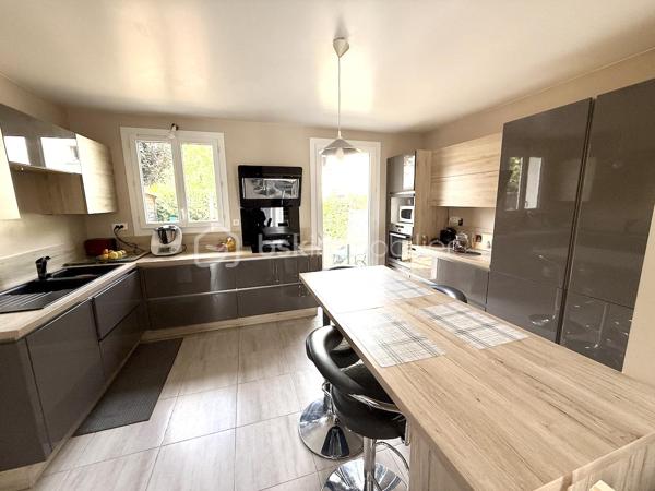 Au sein d’un quartier calme et recherché, Pavillon individuel sur terrain d’environ 417m2 - 5 chambres - 149M2

Il comprends :
- Au rez de chaussée : une entrée, Double séjour / cuisine ouverte de plus de 48m2, un dressing, WC
- au 1er étage : Dégagement, 3 chambres, une salle de bains, WC
- Le sous sol en partie aménagé offre une suite parentale avec salle d’eau (douche à l’italienne) et WC, une 2ème chambre avec accès direct au jardin arrière, un bureau, un espace buanderie/chaufferie

Les plus :
- pavillon rénové
- double vitrage
- chaudière à granules,
- Un chalet dans le jardin d’environ 16m2

Accès RER C Sainte Geneviève des bois