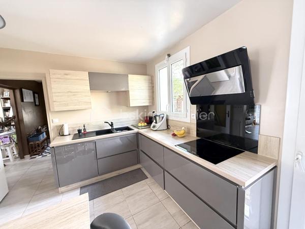 Au sein d’un quartier calme et recherché, Pavillon individuel sur terrain d’environ 417m2 - 5 chambres - 149M2

Il comprends :
- Au rez de chaussée : une entrée, Double séjour / cuisine ouverte de plus de 48m2, un dressing, WC
- au 1er étage : Dégagement, 3 chambres, une salle de bains, WC
- Le sous sol en partie aménagé offre une suite parentale avec salle d’eau (douche à l’italienne) et WC, une 2ème chambre avec accès direct au jardin arrière, un bureau, un espace buanderie/chaufferie

Les plus :
- pavillon rénové
- double vitrage
- chaudière à granules,
- Un chalet dans le jardin d’environ 16m2

Accès RER C Sainte Geneviève des bois