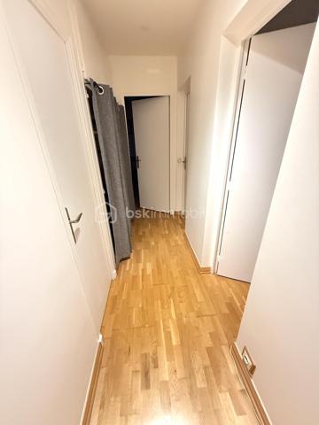 Au sein d’un quartier calme et recherché, Pavillon individuel sur terrain d’environ 417m2 - 5 chambres - 149M2

Il comprends :
- Au rez de chaussée : une entrée, Double séjour / cuisine ouverte de plus de 48m2, un dressing, WC
- au 1er étage : Dégagement, 3 chambres, une salle de bains, WC
- Le sous sol en partie aménagé offre une suite parentale avec salle d’eau (douche à l’italienne) et WC, une 2ème chambre avec accès direct au jardin arrière, un bureau, un espace buanderie/chaufferie

Les plus :
- pavillon rénové
- double vitrage
- chaudière à granules,
- Un chalet dans le jardin d’environ 16m2

Accès RER C Sainte Geneviève des bois