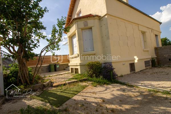 Maison familiale de caractère avec dépendance et jardin – Cerny (91590)

À seulement quelques minutes à pieds des écoles, commerces et transports, découvrez cette charmante maison des années 1930 alliant authenticité, beaux volumes et fort potentiel.

Édifiée sur une parcelle de 571 m², cette maison d’environ 125 m² séduira les familles à la recherche d’un cadre de vie agréable et d’un bien à personnaliser.

Au rez-de-chaussée, une entrée ouvre sur une spacieuse pièce de vie de plus de 35 m², chaleureuse et lumineuse, prolongée par une cuisine ouverte avec accès direct à une terrasse et au jardin. Vous bénéficierez également d’une salle de bains ainsi que d’une chambre en rez de jardin avec accès extérieur.

À l’étage, un palier dessert un bureau ou une chambre, deux chambres de plus de 13m2 , dont une avec mezzanine, ainsi qu’une salle d’eau avec WC.

Le sous-sol accueille un espace buanderie, un atelier et plusieurs espaces de rangement avec un accès direct au jardin.

À l’extérieur, vous profiterez d’un jardin clos, parfaitement adapté aux moments en famille ou entre amis. Une dépendance d’environ 15 m² complète le bien et offre de nombreuses possibilités : studio indépendant, bureau pour télétravail, atelier ou espace professionnel.

Les + du bien

✔ Terrain clos de 571 m²
✔ Grande pièce de vie de plus de 35 m²
✔ 3 chambres + bureau
✔ Dépendance aménageable
✔ Sous-sol avec buanderie, cave et atelier
✔ Double vitrage
✔ Chaudière récente (environ 2 ans)
✔ Quartier calme à proximité des écoles

Quelques travaux de modernisation restent à prévoir (cuisine, salle de bains et dépendance), offrant l’opportunité de créer un intérieur à votre image tout en valorisant le potentiel de cette belle maison.

Une opportunité idéale pour une famille souhaitant s’installer dans un environnement recherché ou pour un acquéreur à la recherche d’un bien offrant de belles possibilités d’évolution.

Une visite s’impose ! Contactez-moi dès aujourd’hui pour découvrir tout le potentiel de cette maison.