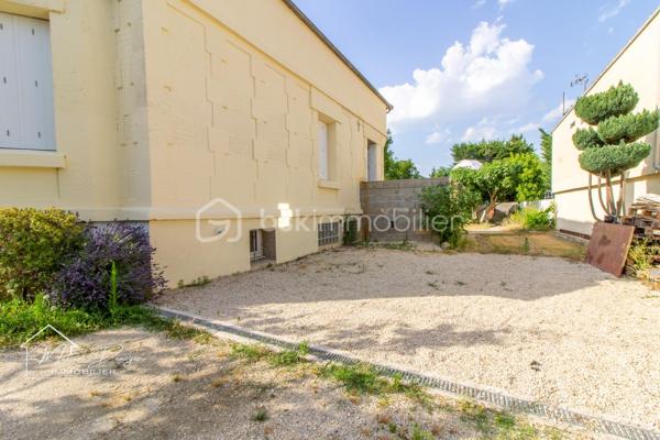 Maison familiale de caractère avec dépendance et jardin – Cerny (91590)

À seulement quelques minutes à pieds des écoles, commerces et transports, découvrez cette charmante maison des années 1930 alliant authenticité, beaux volumes et fort potentiel.

Édifiée sur une parcelle de 571 m², cette maison d’environ 125 m² séduira les familles à la recherche d’un cadre de vie agréable et d’un bien à personnaliser.

Au rez-de-chaussée, une entrée ouvre sur une spacieuse pièce de vie de plus de 35 m², chaleureuse et lumineuse, prolongée par une cuisine ouverte avec accès direct à une terrasse et au jardin. Vous bénéficierez également d’une salle de bains ainsi que d’une chambre en rez de jardin avec accès extérieur.

À l’étage, un palier dessert un bureau ou une chambre, deux chambres de plus de 13m2 , dont une avec mezzanine, ainsi qu’une salle d’eau avec WC.

Le sous-sol accueille un espace buanderie, un atelier et plusieurs espaces de rangement avec un accès direct au jardin.

À l’extérieur, vous profiterez d’un jardin clos, parfaitement adapté aux moments en famille ou entre amis. Une dépendance d’environ 15 m² complète le bien et offre de nombreuses possibilités : studio indépendant, bureau pour télétravail, atelier ou espace professionnel.

Les + du bien

✔ Terrain clos de 571 m²
✔ Grande pièce de vie de plus de 35 m²
✔ 3 chambres + bureau
✔ Dépendance aménageable
✔ Sous-sol avec buanderie, cave et atelier
✔ Double vitrage
✔ Chaudière récente (environ 2 ans)
✔ Quartier calme à proximité des écoles

Quelques travaux de modernisation restent à prévoir (cuisine, salle de bains et dépendance), offrant l’opportunité de créer un intérieur à votre image tout en valorisant le potentiel de cette belle maison.

Une opportunité idéale pour une famille souhaitant s’installer dans un environnement recherché ou pour un acquéreur à la recherche d’un bien offrant de belles possibilités d’évolution.

Une visite s’impose ! Contactez-moi dès aujourd’hui pour découvrir tout le potentiel de cette maison.