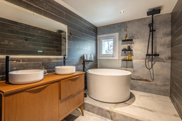 Collonges au Mont d'Or - Maison de 157 m² avec piscine intérieure - 4 chambres - jardin de 100m²