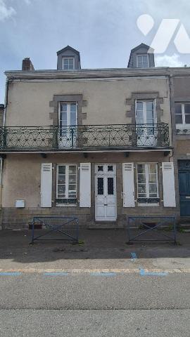 MAYENNE centre ville: maison de ville , comprenant:
- Entrée sur salon/séjour cuisine à l'amér...