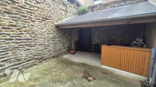 MAYENNE centre ville: maison de ville , comprenant:
- Entrée sur salon/séjour cuisine à l'amér...
