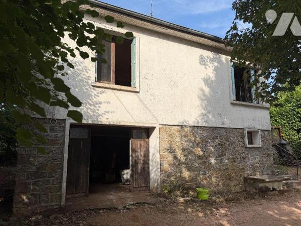 A VENDRE, entre YDES (Cantal) et SAIGNES, un pavillon entièrement à rénover comprenant:
- en r...