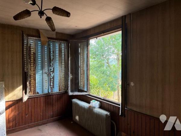 A VENDRE, entre YDES (Cantal) et SAIGNES, un pavillon entièrement à rénover comprenant:
- en r...
