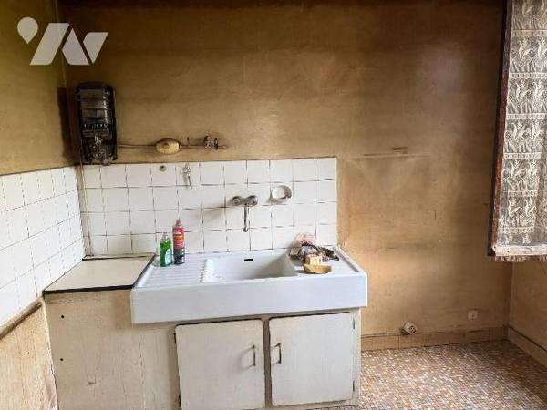 A VENDRE, entre YDES (Cantal) et SAIGNES, un pavillon entièrement à rénover comprenant:
- en r...