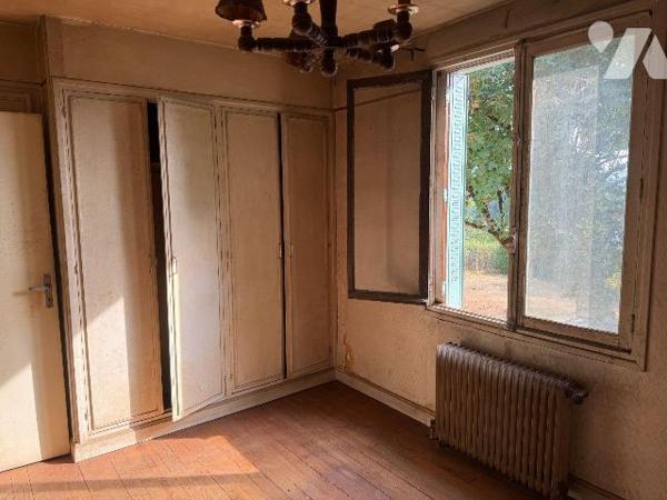 A VENDRE, entre YDES (Cantal) et SAIGNES, un pavillon entièrement à rénover comprenant:
- en r...