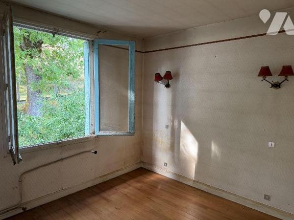 A VENDRE, entre YDES (Cantal) et SAIGNES, un pavillon entièrement à rénover comprenant:
- en r...