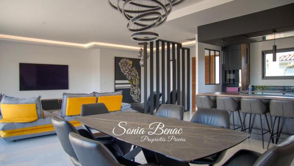 VILLA COMTEMPORAINE DE PLAIN PIED - T5 - PISCINE  - POOL HOUSE  - DOUBLE GARAGE - CARBONNE