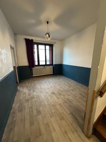 TRONGET (03)Maison au cœur du village – salon ,3 chambres, garage et jardin