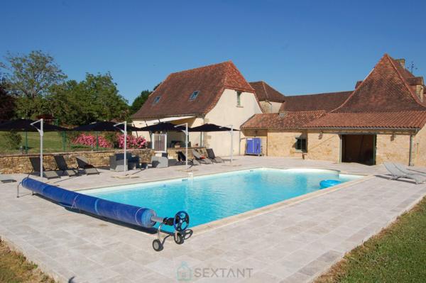 Somptueux domaine en pierre du XVIIe siècle, niché dans la quiétude du Périgord vert.