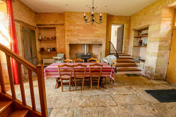 Somptueux domaine en pierre du XVIIe siècle, niché dans la quiétude du Périgord vert.