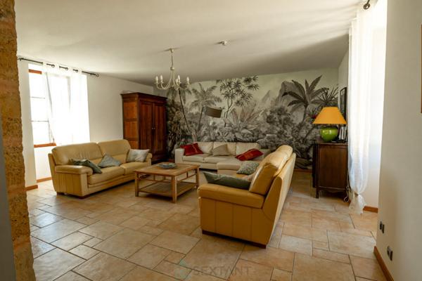 Somptueux domaine en pierre du XVIIe siècle, niché dans la quiétude du Périgord vert.