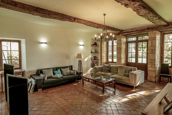 Somptueux domaine en pierre du XVIIe siècle, niché dans la quiétude du Périgord vert.