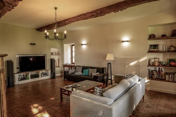 Somptueux domaine en pierre du XVIIe siècle, niché dans la quiétude du Périgord vert.