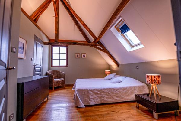 Somptueux domaine en pierre du XVIIe siècle, niché dans la quiétude du Périgord vert.