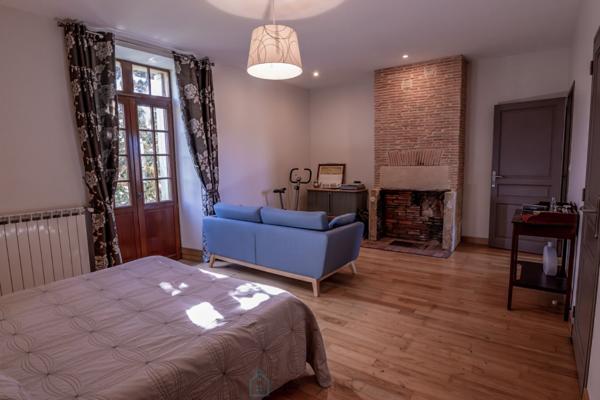 Somptueux domaine en pierre du XVIIe siècle, niché dans la quiétude du Périgord vert.