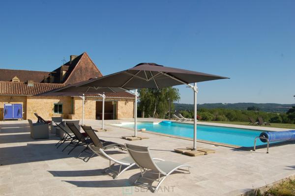 Somptueux domaine en pierre du XVIIe siècle, niché dans la quiétude du Périgord vert.