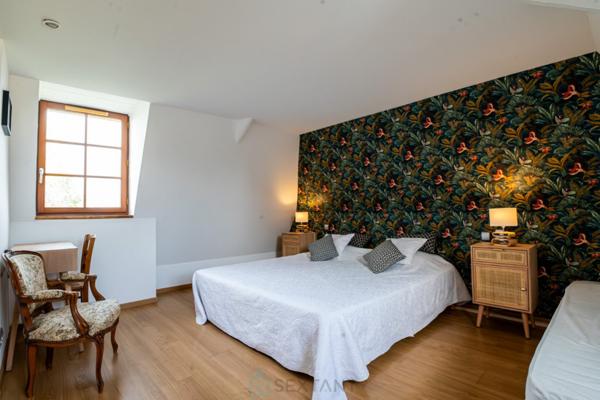 Somptueux domaine en pierre du XVIIe siècle, niché dans la quiétude du Périgord vert.