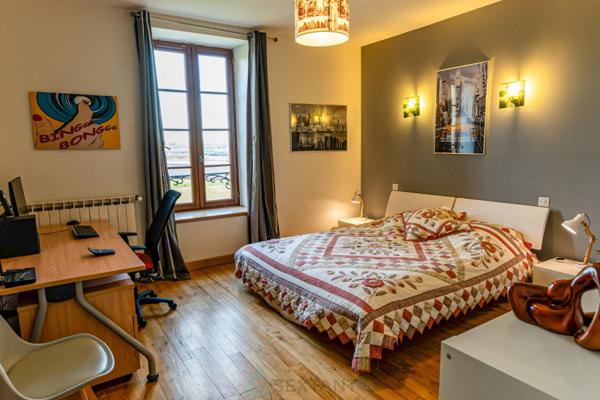 Somptueux domaine en pierre du XVIIe siècle, niché dans la quiétude du Périgord vert.