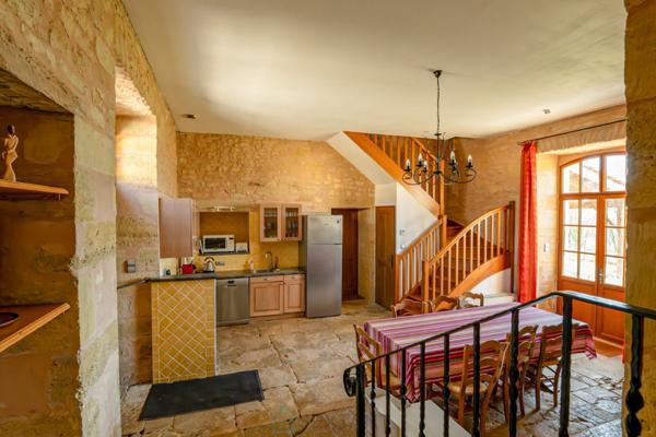 Somptueux domaine en pierre du XVIIe siècle, niché dans la quiétude du Périgord vert.