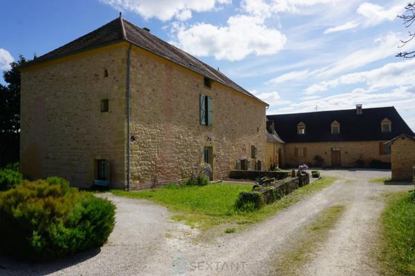 Somptueux domaine en pierre du XVIIe siècle, niché dans la quiétude du Périgord vert.
