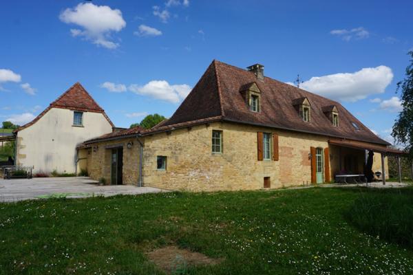 Somptueux domaine en pierre du XVIIe siècle, niché dans la quiétude du Périgord vert.