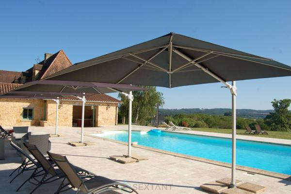 Somptueux domaine en pierre du XVIIe siècle, niché dans la quiétude du Périgord vert.