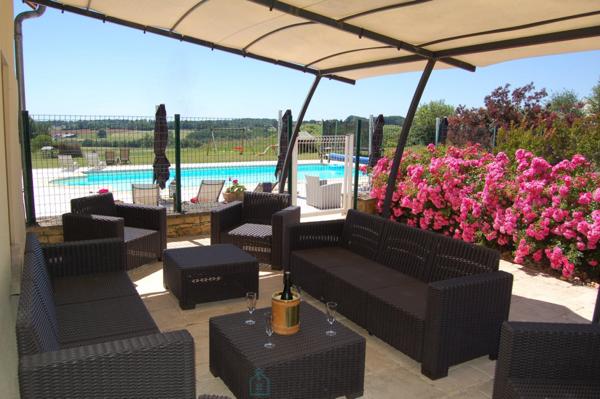 Somptueux domaine en pierre du XVIIe siècle, niché dans la quiétude du Périgord vert.