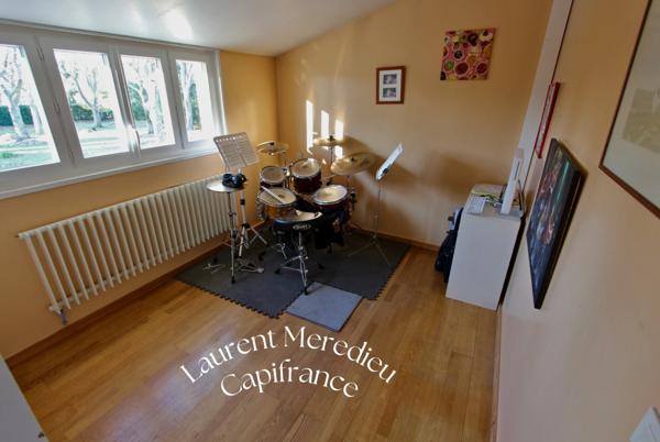 Magnifique demeure en pierre avec grand jardin, piscine & espace professionnel