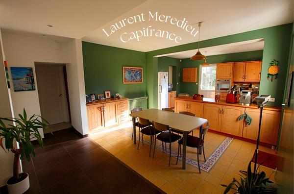 Magnifique demeure en pierre avec grand jardin, piscine & espace professionnel