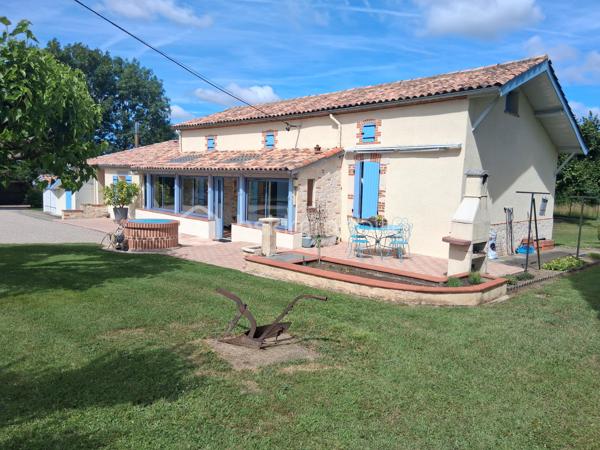 Dans un environnement calme et verdoyant, découvrez cette agréable maison de plain-pied de 106 m², implantée sur un superbe terrain arboré de 3 937 m², réparti sur deux parcelles.

Parfaitement entretenue, elle offre une belle pièce de vie lumineuse, une cuisine fonctionnelle, trois chambres, dont une suite parentale. Son agencement de plain-pied apporte un confort de vie particulièrement recherché.

Attenantes à la maison, les dépendances constituent un véritable atout. Vous bénéficierez notamment d'une seconde cuisine de 26 m², idéale pour recevoir, créer un espace indépendant ou répondre à un projet familial ou professionnel. Plusieurs espaces de stockage viennent compléter cet ensemble.

À l'extérieur, la propriété séduit par son vaste jardin arboré, sa terrasse conviviale, son hangar et son garage d'environ 37 m² équipé d'une fosse, un équipement rare qui ravira les amateurs de mécanique ou les artisans.

La maison dispose également de deux puits fonctionnels, dont l'un alimente directement l'habitation, offrant un réel avantage au quotidien.

Le confort est assuré par un chauffage par pompe à chaleur, alliant performance et économies d'énergie.

Les atouts
Maison de plain-pied de 106 m²
Terrain de 3 937 m² sur deux parcelles
3 chambres dont une suite parentale
Dépendance attenante de 26 m² avec seconde cuisine
Plusieurs espaces de stockage attenants
Garage d'environ 37 m² avec fosse
Hangar
Terrasse
Deux puits fonctionnels, dont un alimentant la maison
Chauffage par pompe à chaleur

Une propriété offrant de beaux volumes, de nombreuses possibilités d'aménagement et un cadre de vie paisible, idéale pour une famille ou pour un projet nécessitant des espaces annexes.

Une visite s'impose !