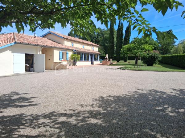 Dans un environnement calme et verdoyant, découvrez cette agréable maison de plain-pied de 106 m², implantée sur un superbe terrain arboré de 3 937 m², réparti sur deux parcelles.

Parfaitement entretenue, elle offre une belle pièce de vie lumineuse, une cuisine fonctionnelle, trois chambres, dont une suite parentale. Son agencement de plain-pied apporte un confort de vie particulièrement recherché.

Attenantes à la maison, les dépendances constituent un véritable atout. Vous bénéficierez notamment d'une seconde cuisine de 26 m², idéale pour recevoir, créer un espace indépendant ou répondre à un projet familial ou professionnel. Plusieurs espaces de stockage viennent compléter cet ensemble.

À l'extérieur, la propriété séduit par son vaste jardin arboré, sa terrasse conviviale, son hangar et son garage d'environ 37 m² équipé d'une fosse, un équipement rare qui ravira les amateurs de mécanique ou les artisans.

La maison dispose également de deux puits fonctionnels, dont l'un alimente directement l'habitation, offrant un réel avantage au quotidien.

Le confort est assuré par un chauffage par pompe à chaleur, alliant performance et économies d'énergie.

Les atouts
Maison de plain-pied de 106 m²
Terrain de 3 937 m² sur deux parcelles
3 chambres dont une suite parentale
Dépendance attenante de 26 m² avec seconde cuisine
Plusieurs espaces de stockage attenants
Garage d'environ 37 m² avec fosse
Hangar
Terrasse
Deux puits fonctionnels, dont un alimentant la maison
Chauffage par pompe à chaleur

Une propriété offrant de beaux volumes, de nombreuses possibilités d'aménagement et un cadre de vie paisible, idéale pour une famille ou pour un projet nécessitant des espaces annexes.

Une visite s'impose !