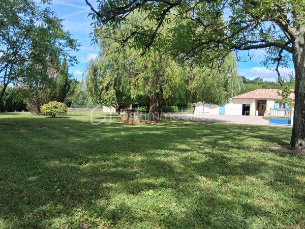 Dans un environnement calme et verdoyant, découvrez cette agréable maison de plain-pied de 106 m², implantée sur un superbe terrain arboré de 3 937 m², réparti sur deux parcelles.

Parfaitement entretenue, elle offre une belle pièce de vie lumineuse, une cuisine fonctionnelle, trois chambres, dont une suite parentale. Son agencement de plain-pied apporte un confort de vie particulièrement recherché.

Attenantes à la maison, les dépendances constituent un véritable atout. Vous bénéficierez notamment d'une seconde cuisine de 26 m², idéale pour recevoir, créer un espace indépendant ou répondre à un projet familial ou professionnel. Plusieurs espaces de stockage viennent compléter cet ensemble.

À l'extérieur, la propriété séduit par son vaste jardin arboré, sa terrasse conviviale, son hangar et son garage d'environ 37 m² équipé d'une fosse, un équipement rare qui ravira les amateurs de mécanique ou les artisans.

La maison dispose également de deux puits fonctionnels, dont l'un alimente directement l'habitation, offrant un réel avantage au quotidien.

Le confort est assuré par un chauffage par pompe à chaleur, alliant performance et économies d'énergie.

Les atouts
Maison de plain-pied de 106 m²
Terrain de 3 937 m² sur deux parcelles
3 chambres dont une suite parentale
Dépendance attenante de 26 m² avec seconde cuisine
Plusieurs espaces de stockage attenants
Garage d'environ 37 m² avec fosse
Hangar
Terrasse
Deux puits fonctionnels, dont un alimentant la maison
Chauffage par pompe à chaleur

Une propriété offrant de beaux volumes, de nombreuses possibilités d'aménagement et un cadre de vie paisible, idéale pour une famille ou pour un projet nécessitant des espaces annexes.

Une visite s'impose !