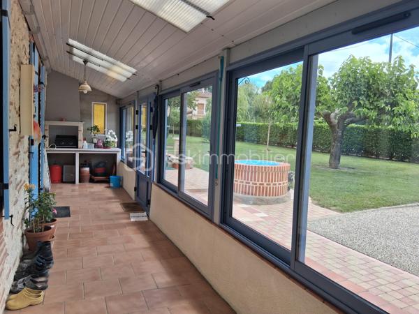 Dans un environnement calme et verdoyant, découvrez cette agréable maison de plain-pied de 106 m², implantée sur un superbe terrain arboré de 3 937 m², réparti sur deux parcelles.

Parfaitement entretenue, elle offre une belle pièce de vie lumineuse, une cuisine fonctionnelle, trois chambres, dont une suite parentale. Son agencement de plain-pied apporte un confort de vie particulièrement recherché.

Attenantes à la maison, les dépendances constituent un véritable atout. Vous bénéficierez notamment d'une seconde cuisine de 26 m², idéale pour recevoir, créer un espace indépendant ou répondre à un projet familial ou professionnel. Plusieurs espaces de stockage viennent compléter cet ensemble.

À l'extérieur, la propriété séduit par son vaste jardin arboré, sa terrasse conviviale, son hangar et son garage d'environ 37 m² équipé d'une fosse, un équipement rare qui ravira les amateurs de mécanique ou les artisans.

La maison dispose également de deux puits fonctionnels, dont l'un alimente directement l'habitation, offrant un réel avantage au quotidien.

Le confort est assuré par un chauffage par pompe à chaleur, alliant performance et économies d'énergie.

Les atouts
Maison de plain-pied de 106 m²
Terrain de 3 937 m² sur deux parcelles
3 chambres dont une suite parentale
Dépendance attenante de 26 m² avec seconde cuisine
Plusieurs espaces de stockage attenants
Garage d'environ 37 m² avec fosse
Hangar
Terrasse
Deux puits fonctionnels, dont un alimentant la maison
Chauffage par pompe à chaleur

Une propriété offrant de beaux volumes, de nombreuses possibilités d'aménagement et un cadre de vie paisible, idéale pour une famille ou pour un projet nécessitant des espaces annexes.

Une visite s'impose !